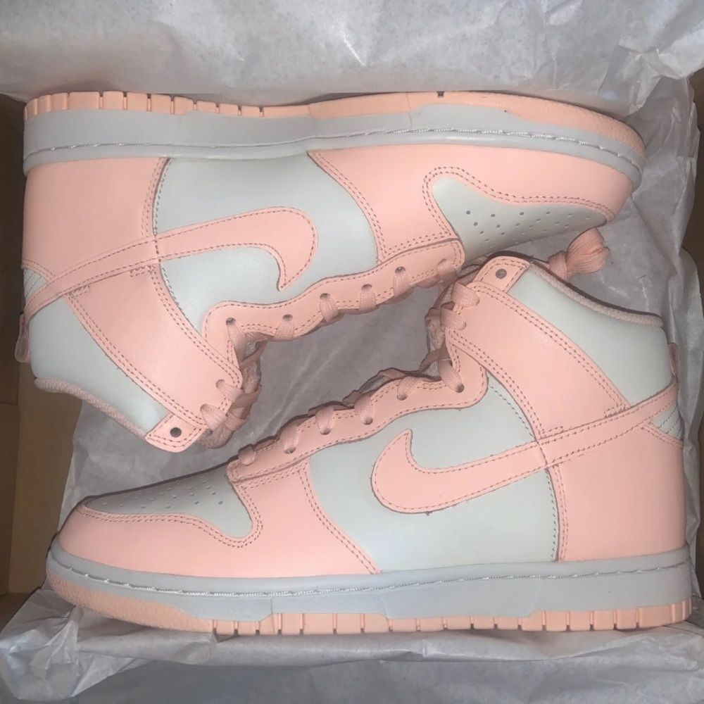Nike Women’s Dunk High Crimson Size 9 NEW inbox
